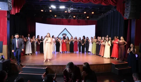 Espetáculo leva ao palco 50 anos de memórias de uma escola em Manaus e homenageia professores na véspera do seu dia