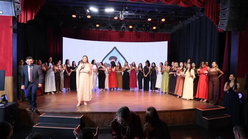 Espetáculo leva ao palco 50 anos de memórias de uma escola em Manaus e homenageia professores na véspera do seu dia